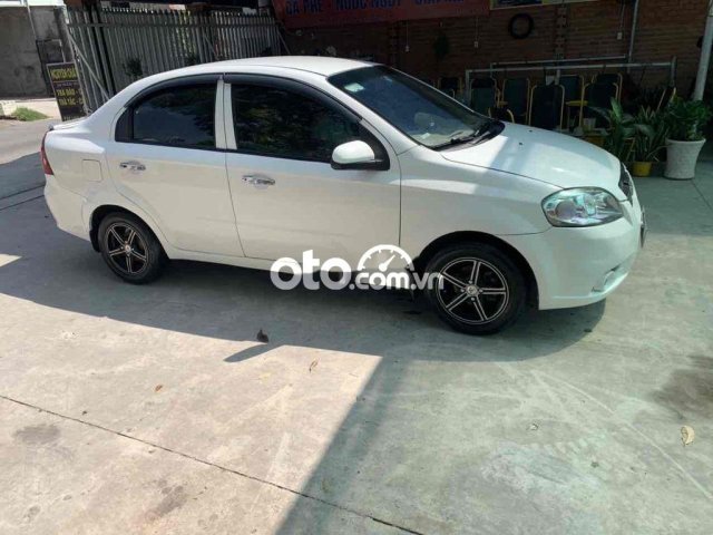 bán xe chevolet aveo 2013 . màu trắng sang trọng0