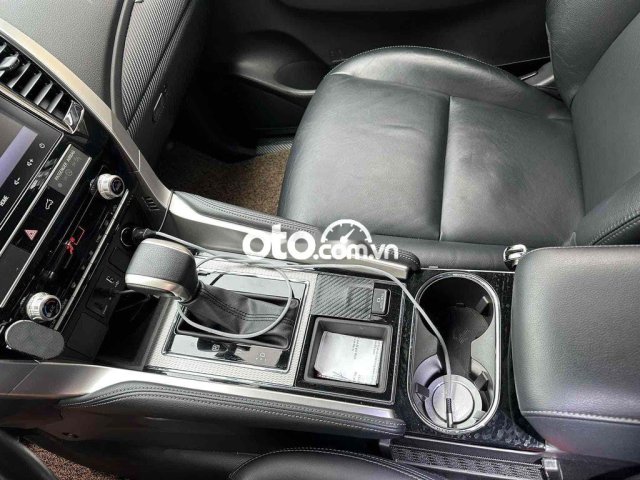 Mitsubishi Pajero Sport 2.4D 4x2AT dầu trắng 20206