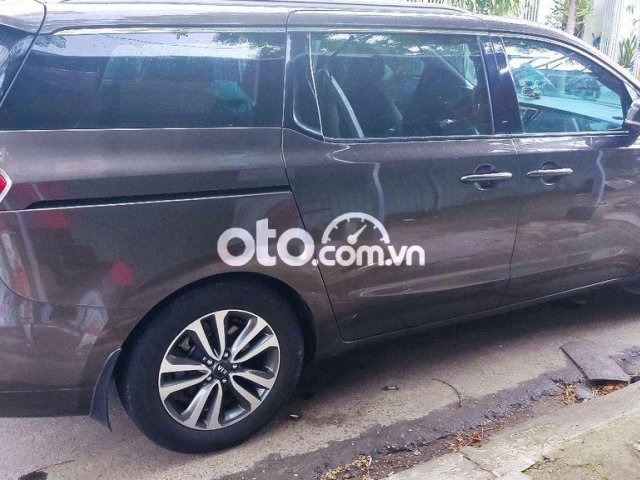 Em mình cần tiền bán xe sedona0