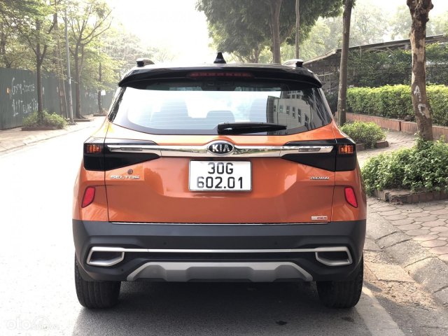 Xe màu nâu, 695 triệu1