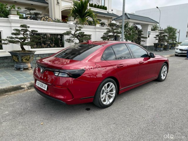 Xe màu đỏ giá cạnh tranh2