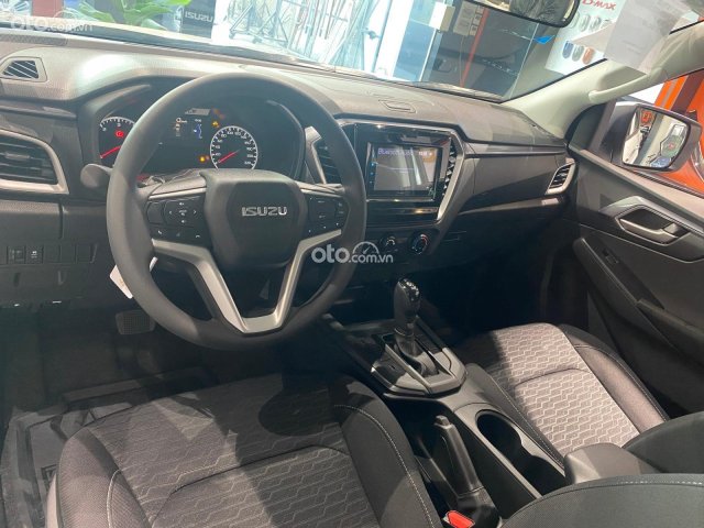 Giao xe tận nhà, nhiều quà trong T3, T411