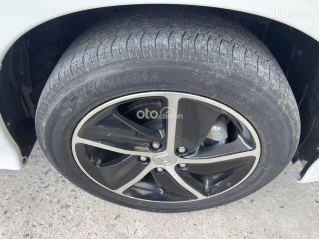 Màu trắng, xe nhập8
