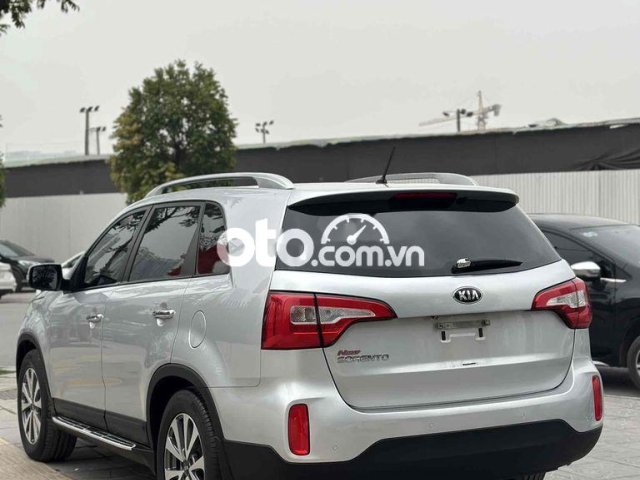 cần bán xe kia sorento 2015 full xăng chạy 5.6v km4