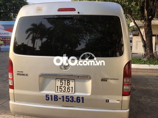 Xe ô tô Hiace Bạc 10 chỗ năm 2010 chở nhân viên2
