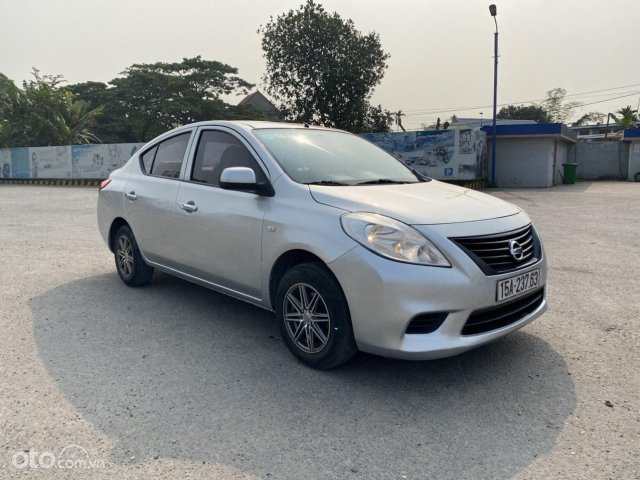 Xe màu bạc, giá chỉ 215 triệu3
