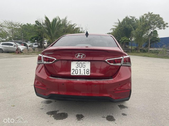 Xe màu đỏ, giá chỉ 440 triệu5