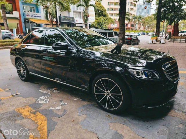 Xe đen, nội thất kem0 Xe đen, nội thất kem0