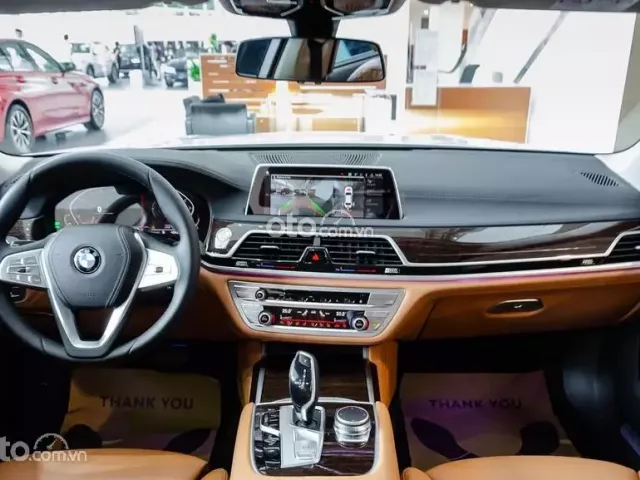 Khoang nội thất của BMW 740Li 2020 1
