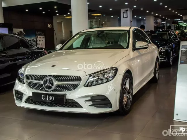 Giá xe Mercedes-Benz C180 AMG 1