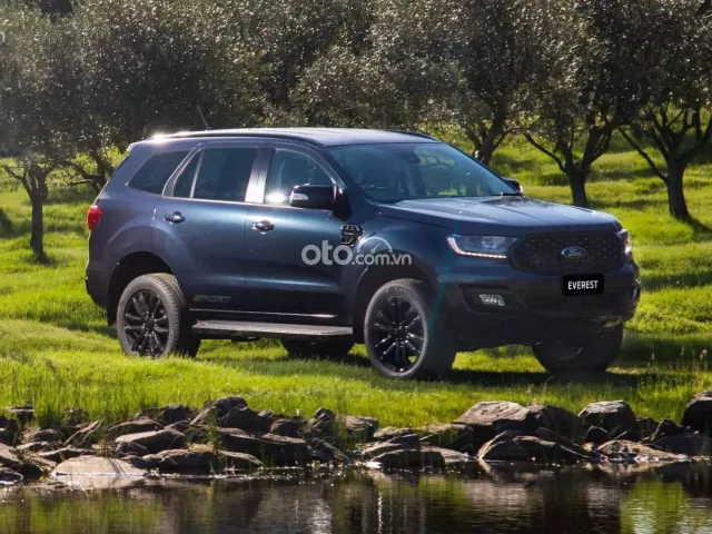 Ford Everest 2017 có thiết kế bề ngoài chắc chắn và hầm hố. 1