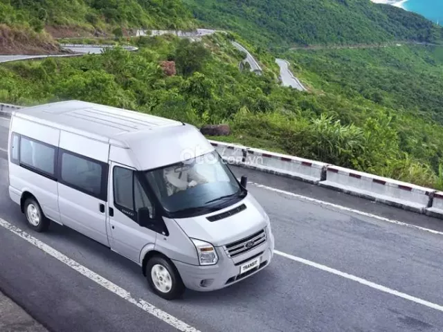 Ford Transit 2016 có thiết kế đẹp và lịch lãm. 1