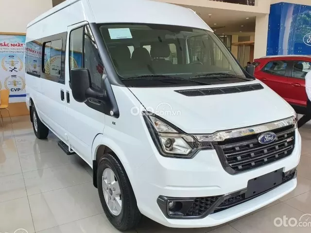 Ford Transit 2021 là đối thủ trực tiếp của Toyota Hiace 1