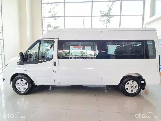 Ford Transit 2021 sở hữu một ngoại hình bề thế, có phần vuông vắn 1