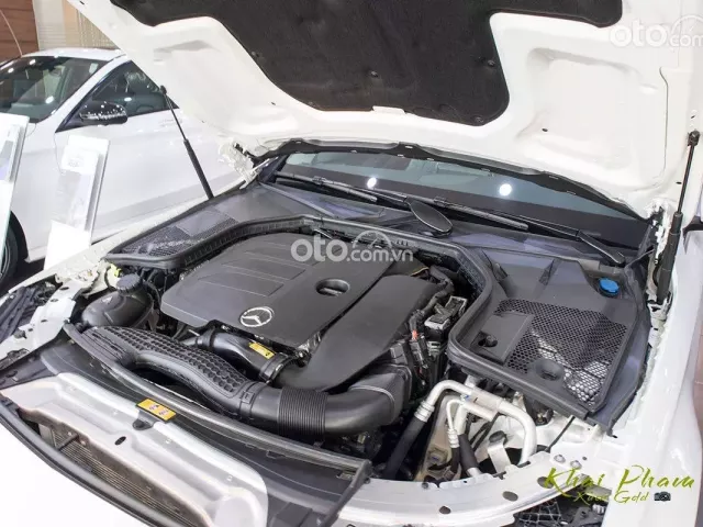 Bên dưới nắp ca-pô của C180 là khối động cơ I4, 1.5L tăng áp cuộn kép 1