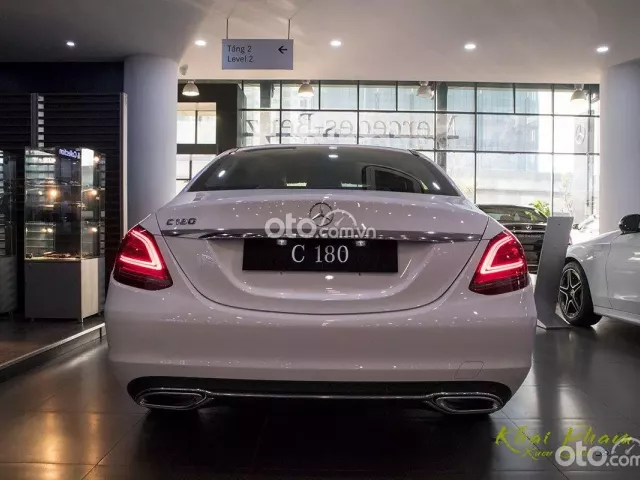 Có nên mua xe Mercedes-Benz C180? a2
