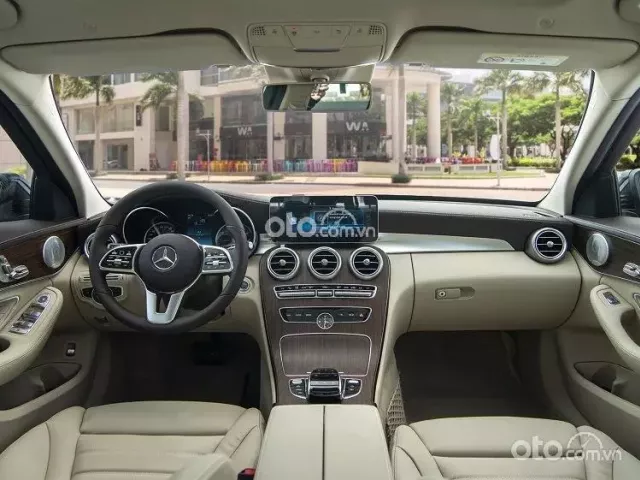 Mercedes-Benz C200 Exclusive 2020 sở hữu khoang nội thất khá rộng rãi. 1