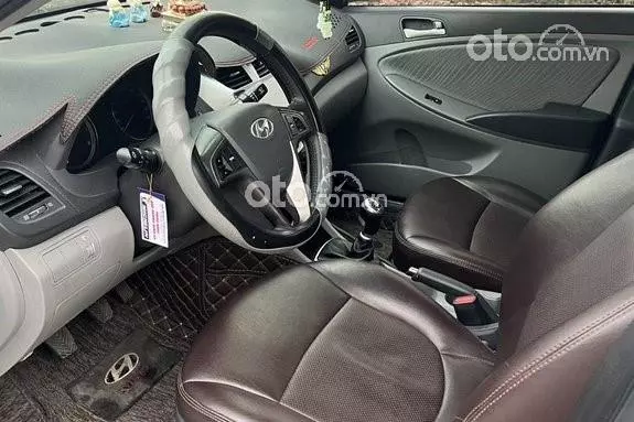 Nội thất xe Hyundai Accent 2016 1