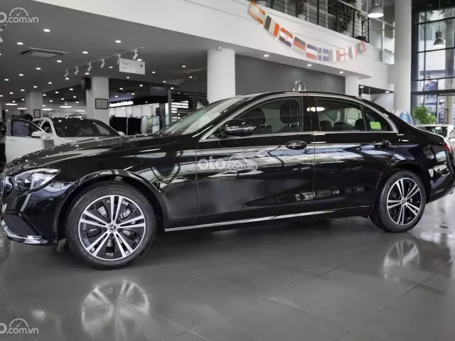 Giá xe Mercedes-Benz E180 hiện nay bao nhiêu? a2