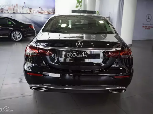Có nên mua xe Mercedes-Benz E180 cũ không? 1