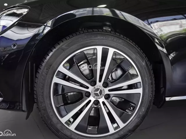 Giá xe Mercedes-Benz E180 hiện nay bao nhiêu? a3