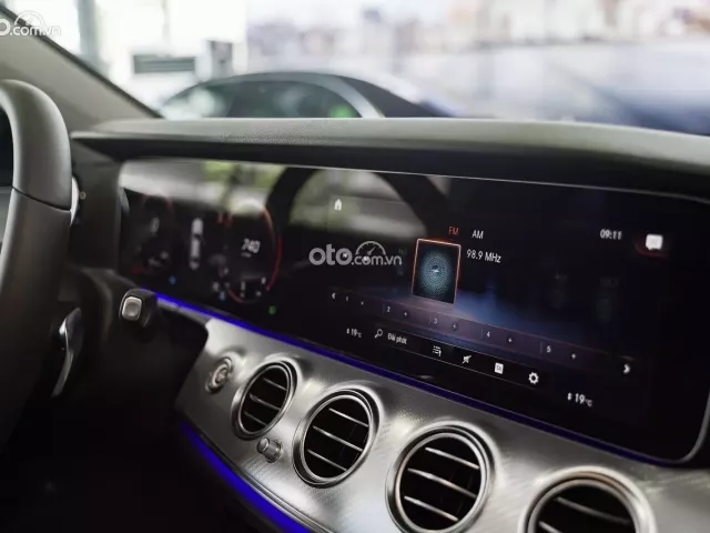 Có nên mua xe Mercedes-Benz E180 cũ không? a3