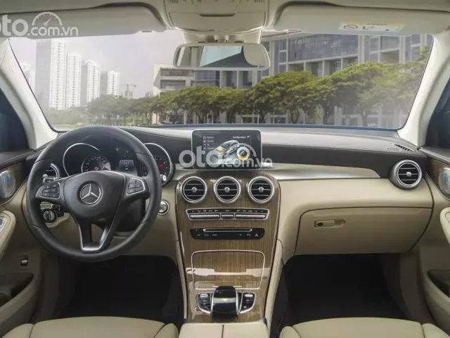 Khoang nội thất xe Mercedes-Benz GLC 250 1