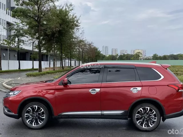 Lợi thế của Outlander là hệ dẫn động 4 bánh mang đến cảm giác lái khác biệt 1