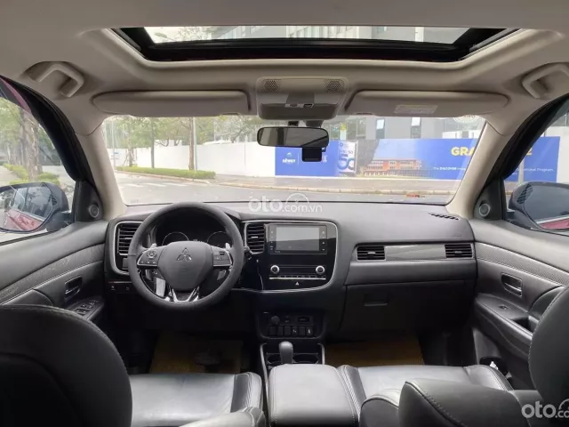 ội thất trên xe Mitsubishi Outlander lại khiến người dùng cảm thấy ngỡ ngàng bởi sự đơn giản 1