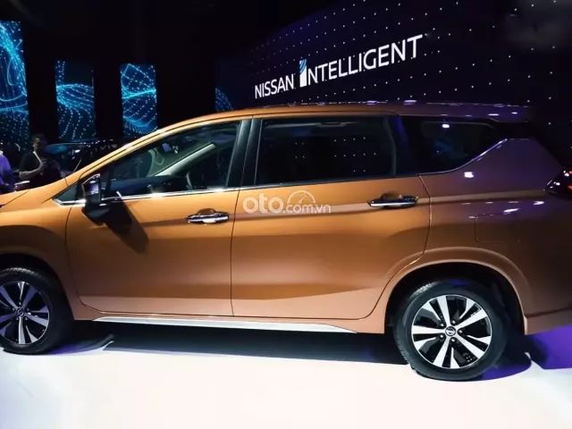 Hông xe Nissan Grand Livina