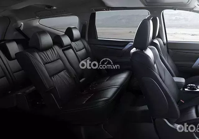 Nội thất rộng rãi là điểm mạnh của Mitsubishi Pajero 2019 1