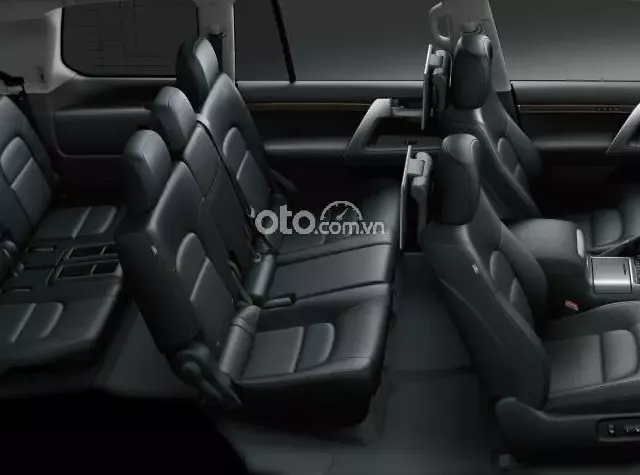 Không gian nội thất rộng rãi của Toyota Land Cruser 2019