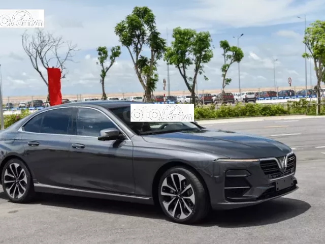 VinFast Lux A2.0 2021 cạnh tranh với các đối thủ trong phân khúc sedan tầm giá 1 tỷ đồng. 1