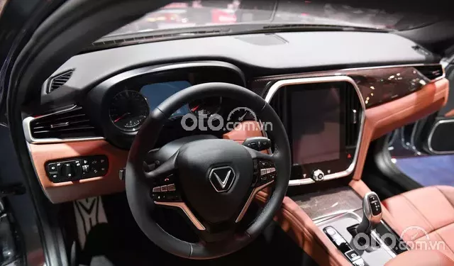 Khoang lái đầy tiện ích của mẫu xe VinFast LUX A2.0 2019 1