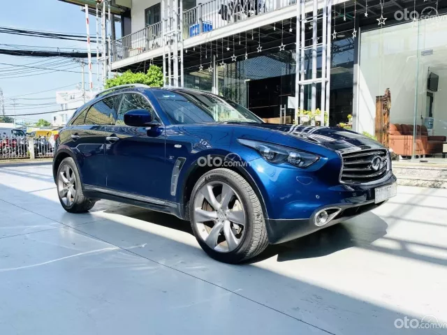Xe Infiniti QX70.