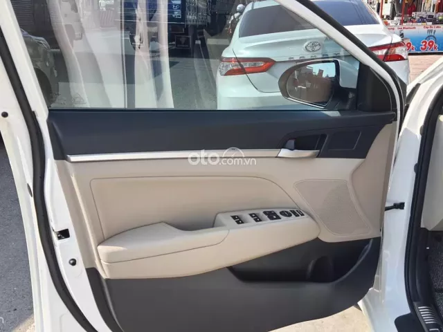 Hyundai Elantra 1.6 AT Đặc biệt 2021 4