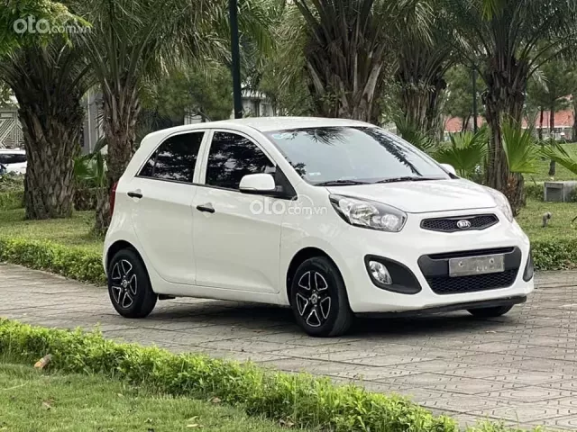 XE KIA MORNING CŨ MÀU TRẮNG ĐANG ĐỖ DƯỚI ÁNH NẮNG