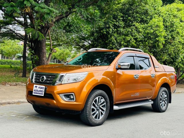 XE BÁN TẢI NISSAN NAVARA CŨ MÀU BẠC ĐANG ĐỖ NGOÀI TRỜI
