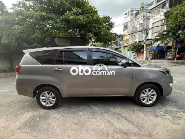 Toyota Innova 2018 số sàn, màu đồng, giá tốt0