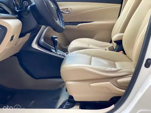 Xe màu trắng, chất xe đẹp XUẤT SẮC, Có hỗ trợ vay