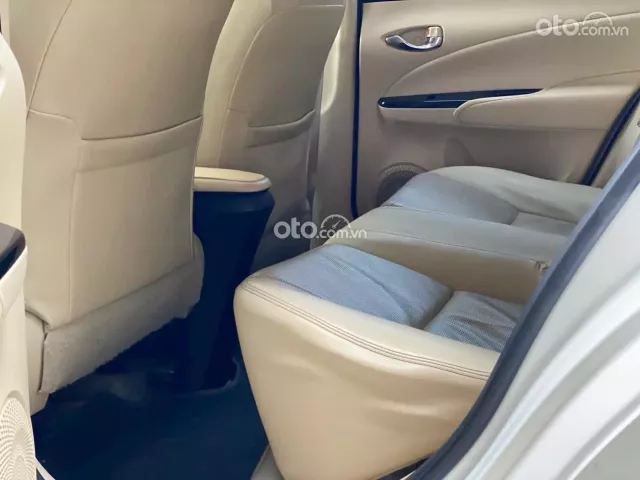 Xe màu trắng, chất xe đẹp XUẤT SẮC, Có hỗ trợ vay