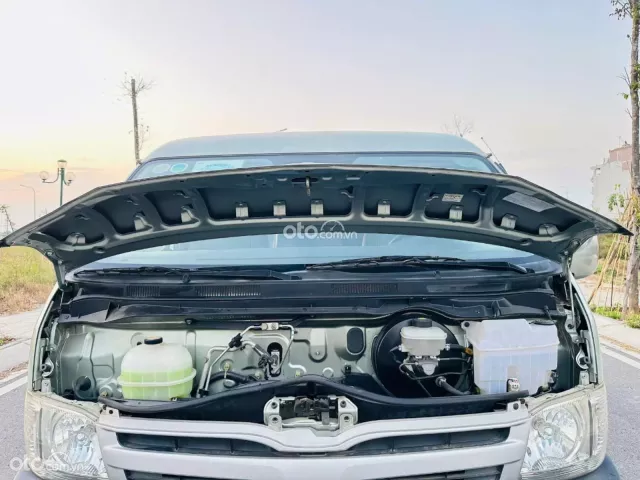 Hiace tải van 6 chỗ đời 2011, máy xăng, tải 800kg