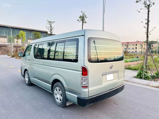 Hiace tải van 6 chỗ đời 2011, máy xăng, tải 800kg
