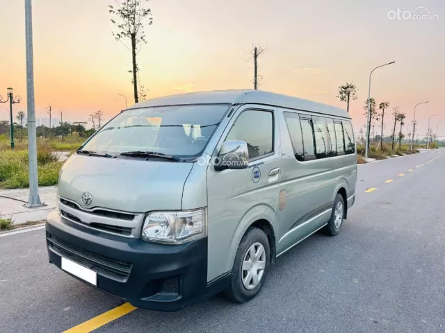 Hiace tải van 6 chỗ đời 2011, máy xăng, tải 800kg