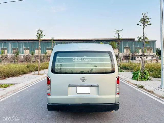 Hiace tải van 6 chỗ đời 2011, máy xăng, tải 800kg