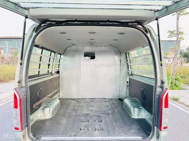 Hiace tải van 6 chỗ đời 2011, máy xăng, tải 800kg
