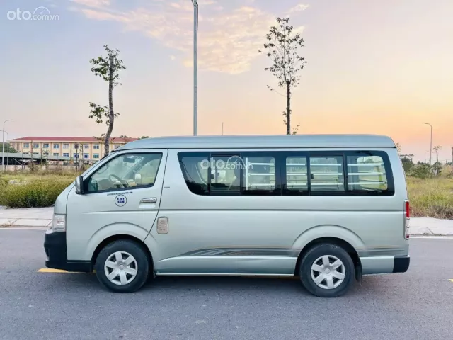 Hiace tải van 6 chỗ đời 2011, máy xăng, tải 800kg