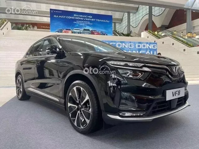 VinFast VF8 trắng sẵn hàng tại showroom