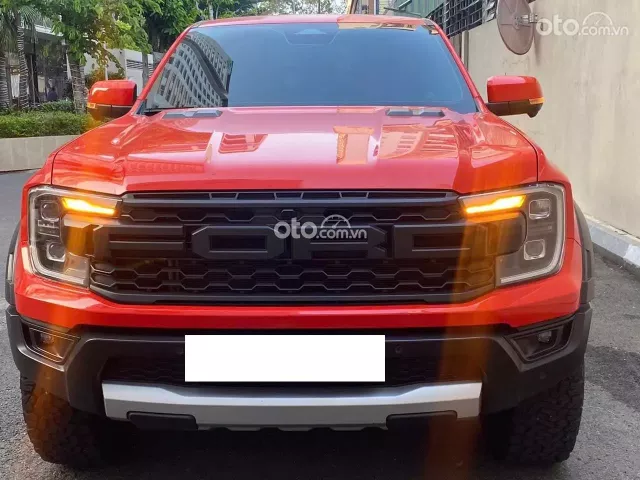 2.0L 4x4 AT, màu đỏ, lên 70 triệu đồ chơi