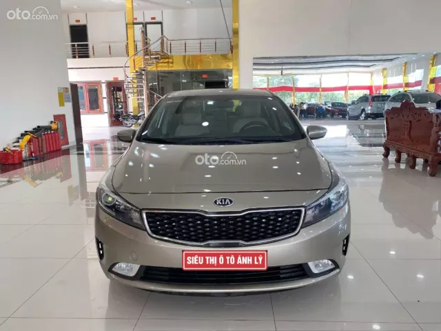 Sedan 5 chỗ giá rẻ, máy số ngon, thân vỏ chắc chắn
